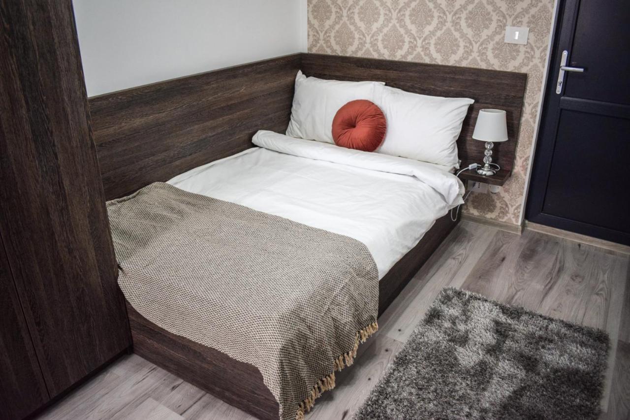 B House Rooms 雅西 外观 照片