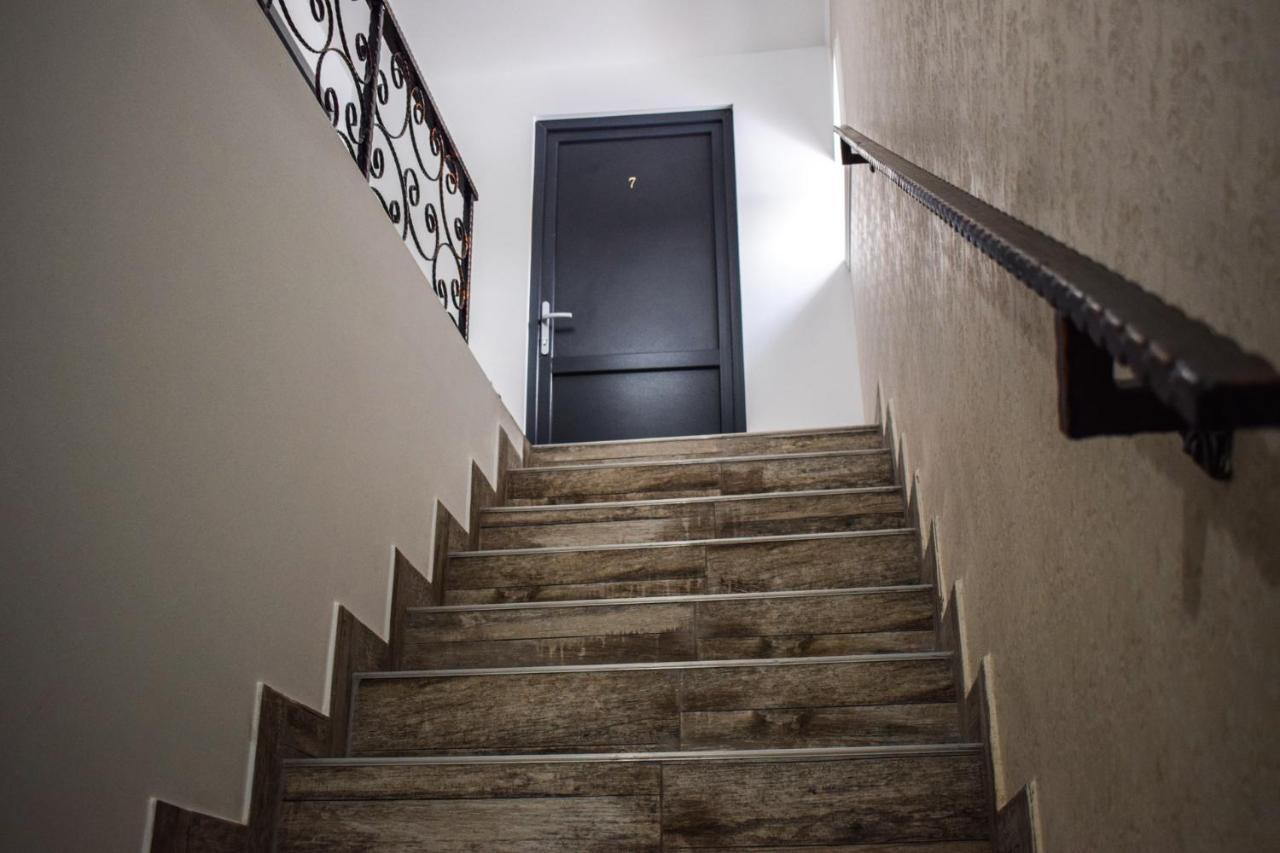 B House Rooms 雅西 外观 照片