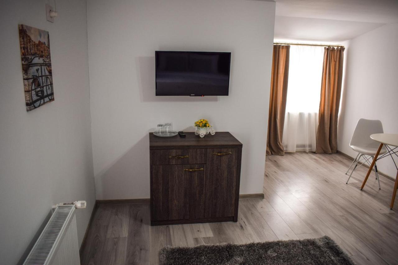 B House Rooms 雅西 外观 照片